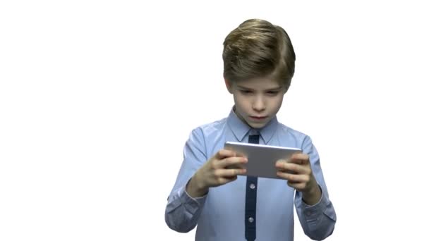 Blanc enfant garçon jouer jeu vidéo . — Video