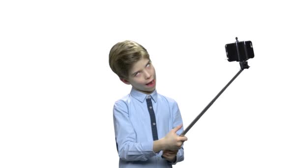 Pequeno menino caucasiano usando selfie stick . — Vídeo de Stock