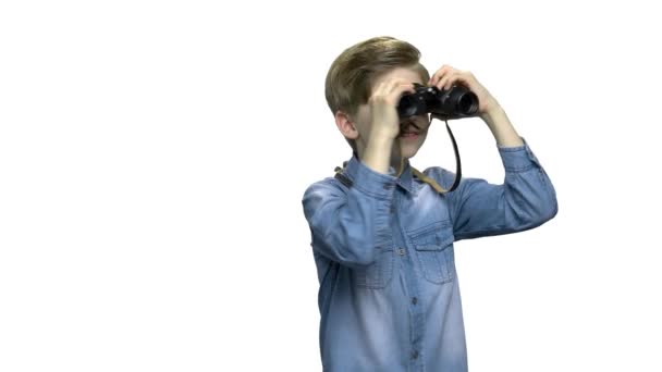 Little caucasian boy looking through binoculars. — 비디오