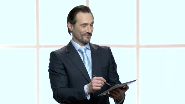 CEO caucasico maturo che lavora su tablet digitale . — Video Stock