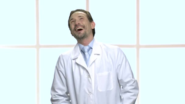 Γελώντας ώριμος γιατρός στο παράθυρο της κλινικής. — Αρχείο Βίντεο