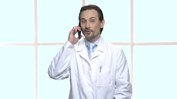 Científico maduro o biólogo hablando por teléfono celular . — Vídeos de Stock
