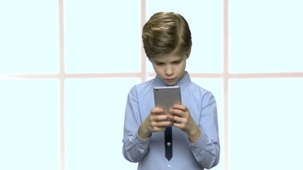 Niño guapo usando teléfono inteligente . — Vídeo de stock