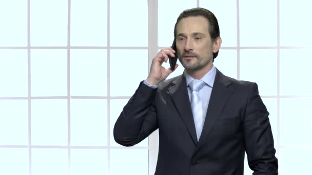 Homem de negócios maduro confiante falando no telefone móvel . — Vídeo de Stock