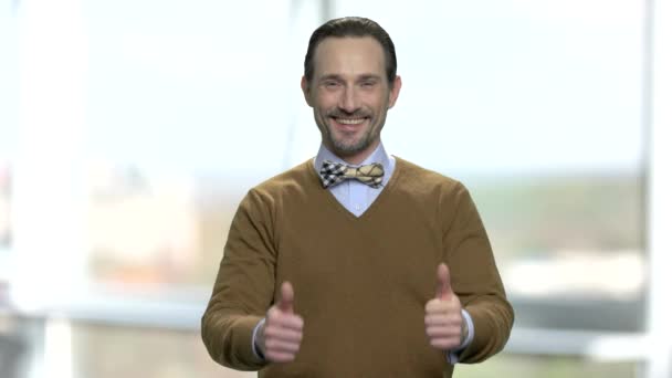 Homem alegre com barba gesticulando polegares . — Vídeo de Stock