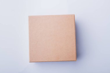 Karton kutu kapağı, sade makro..