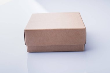 Kapalı iki parça karton kutu.