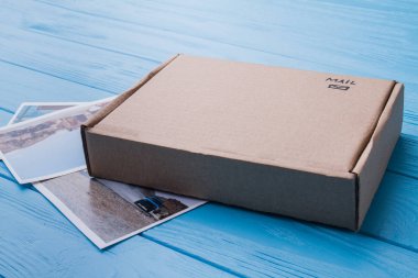 Karton kutuda fotoğraflar, yakın plan..