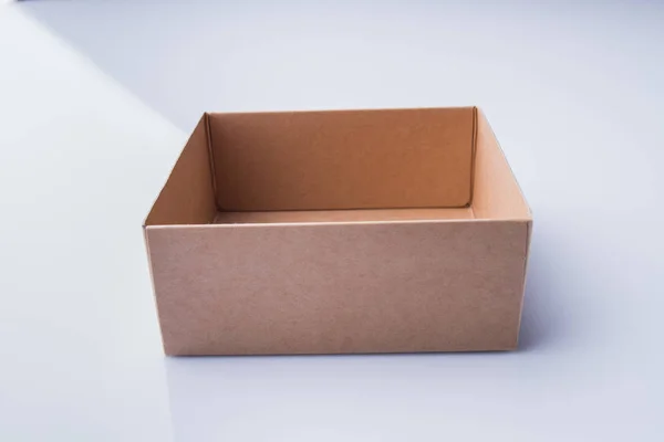 Rippe einer leeren kleinen Schachtel. — Stockfoto
