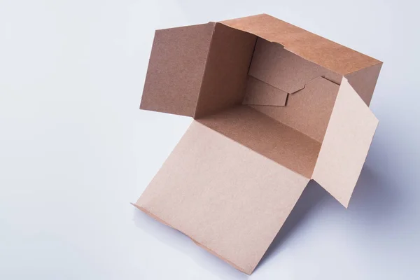 Відкрита картонна коробка, вид на кут . — стокове фото