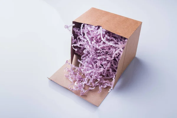 Lila rosa geschreddertes Papier Geschenkpapier Füllung Karton. — Stockfoto