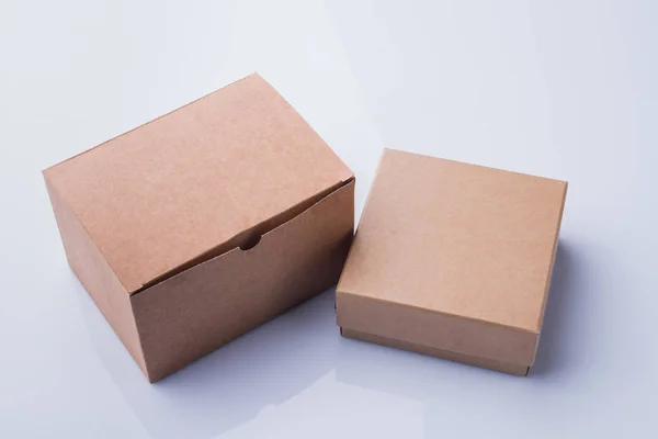 Dwa różne pudełka kartonowe izolowane na biało. — Zdjęcie stockowe