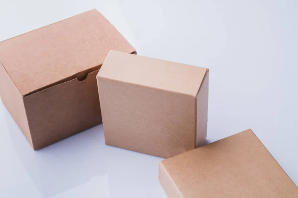 Trzy rozpakowane pudełka kartonowe. — Zdjęcie stockowe
