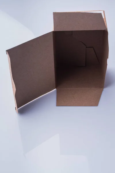 Öppnad oförpackad pappkartong. — Stockfoto