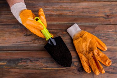 Mans toprak ile bahçe kürek tutun.