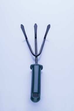 Bahçe aracı üç jaws ile tırmık.