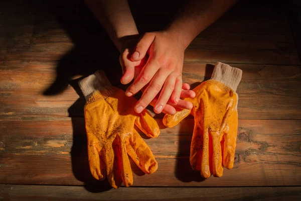 Sale travailleurs gants et ses mains . — Photo