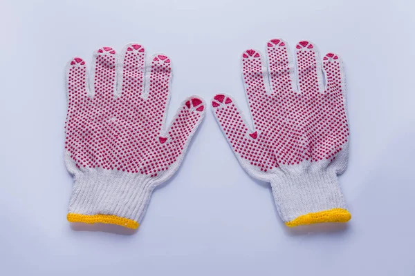 Par de guantes protectores de algodón de trabajo con puntos rojos de goma . — Foto de Stock