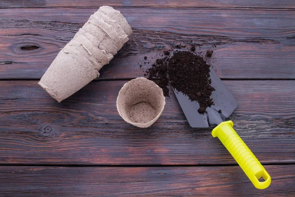 Trowel with soil and disposable cardboard cups for plants. — 스톡 사진