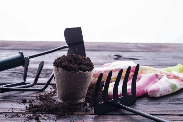 Fibre pot with soil and gardening tools set. — 스톡 사진