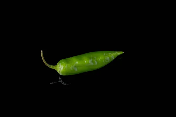 Peperoncino verde su sfondo nero. — Foto Stock