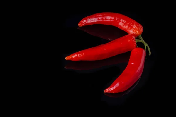 Três pimentas vermelhas. — Fotografia de Stock