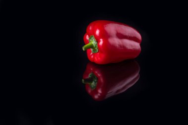 Karanlıkta iştah açıcı kırmızı biber.