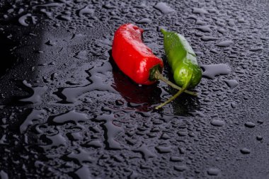 Chili biberler aşıklar gibi..