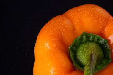 Ayrıntılı küçük damlalarla portakal biberi.