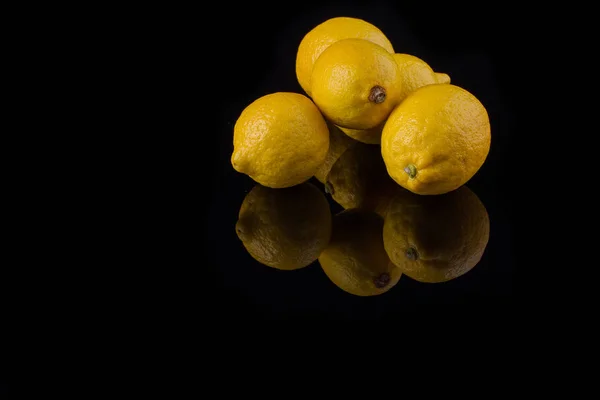 Limones apetitosos con cáscara brillante . — Foto de Stock