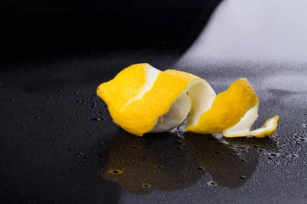 Limón pelado en superficie húmeda . — Foto de Stock