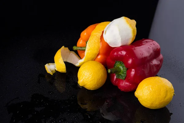 Paprika und Zitronen. — Stockfoto