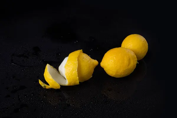 Limones pelados y pelados . — Foto de Stock