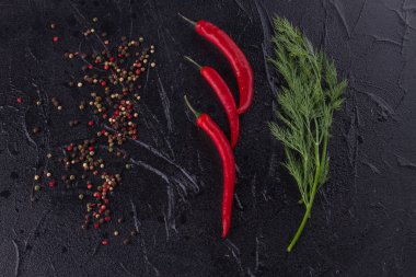 Çeşitli baharatlar, kırmızı biber ve dereotu..