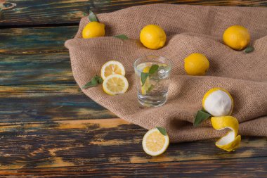 Adaçayı yapraklı buzlu su..