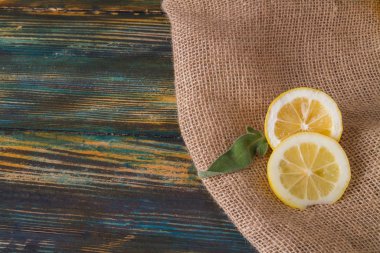 Salvia yaprağıyla iki dilim limon..