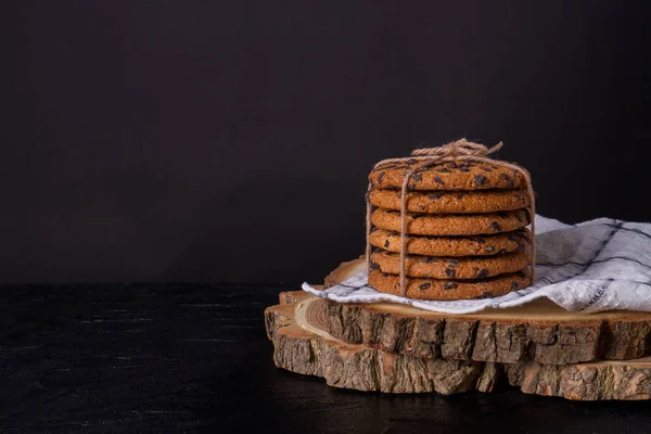 Schokoladenkekse auf Holzstücken. — Stockfoto