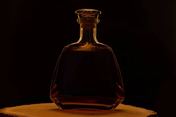 Botella de alcohol en luz apagada . —  Fotos de Stock