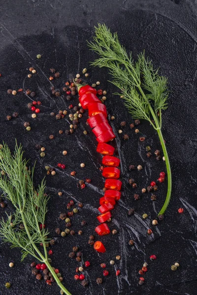 Chili und Anethum-Gräber im Fokus. — Stockfoto