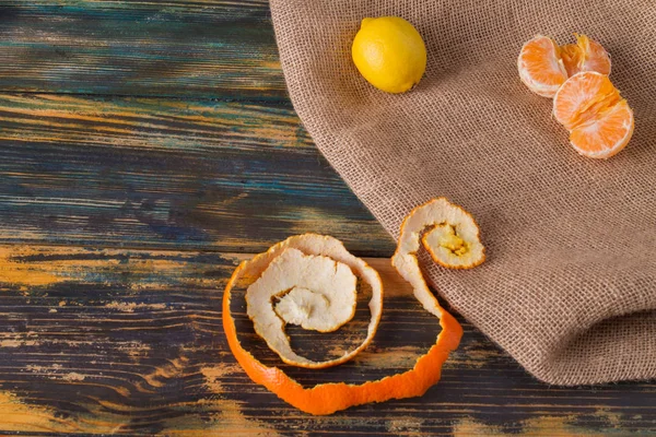 Terbagi jeruk keprok dan lemon pada kain . — Stok Foto