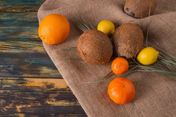 Kokosnötter och citronfrukter. — Stockfoto