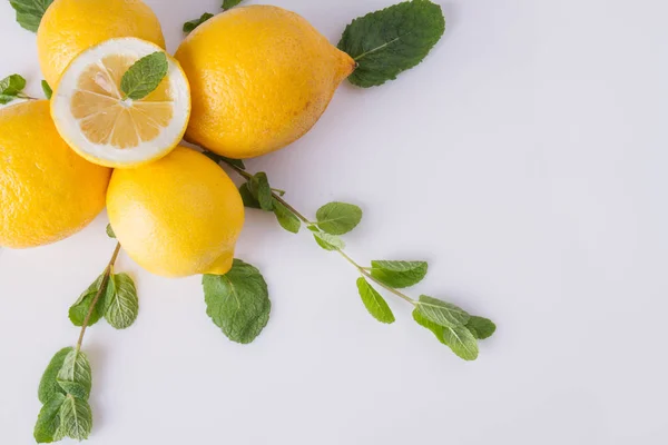 Komposisi dengan lemon dan daun mint . — Stok Foto