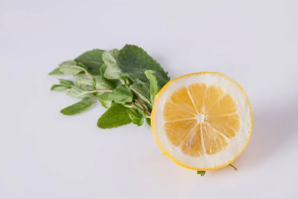 Setengah lemon juicy dengan daun mint . — Stok Foto