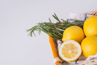 Biberiyeli limonlar sepette.