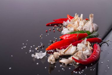 Biberler, yansıyan yüzeye sarımsak döker..