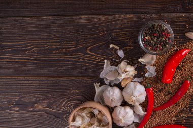 Karabuğday, sarımsak, kırmızı biber ve karabiber..