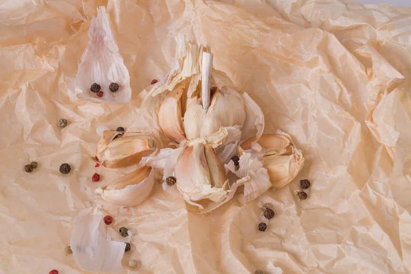 Geschälter Knoblauch auf Pergament. — Stockfoto