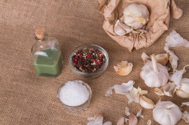 Sarımsak, karabiber, tuz ve yağ..