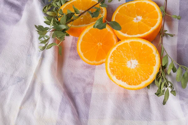 Oranye Juicy dengan daun hijau pada kain putih . — Stok Foto