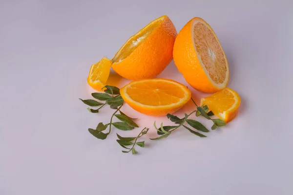 Frutos naranjas con hojas sobre fondo blanco . — Foto de Stock